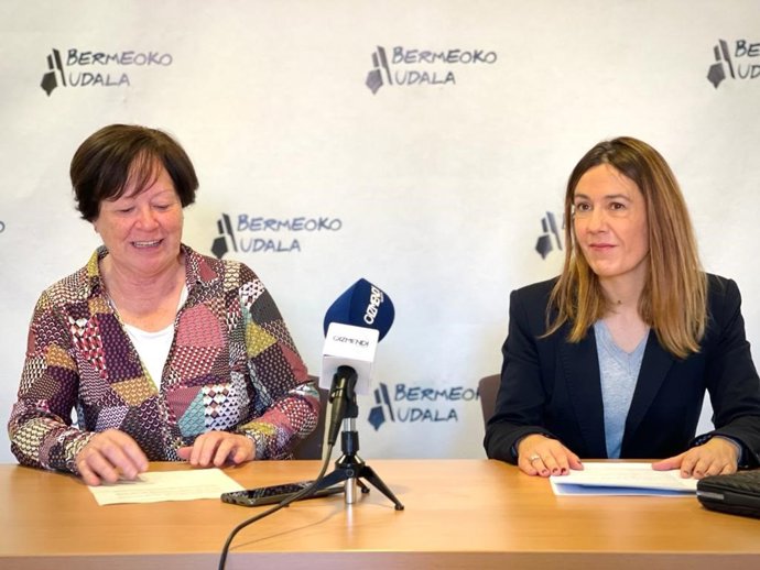 La directora de Obra Social de BBK, Nora Sarasola, y la teniente de alcalde de Bermeo, Idoia Platas, presentan el porgrama 'Herriz Herri'
