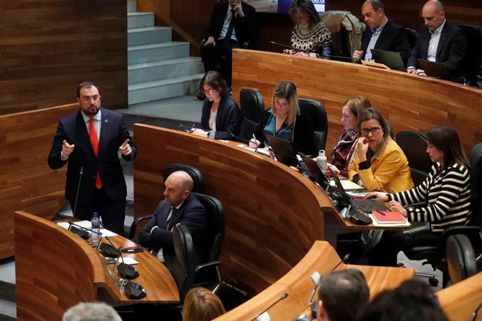 Adrián Barbón en el Pleno de la Junta General.