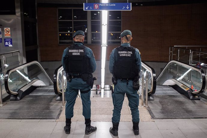 Archivo - Dos agentes de la Guardia Civil en un control para prevenir la violencia entre bandas juveniles, en la estación de metro de Arganda del Rey, a 11 de febrero  de 2022, en Arganda del Rey, Madrid (España).