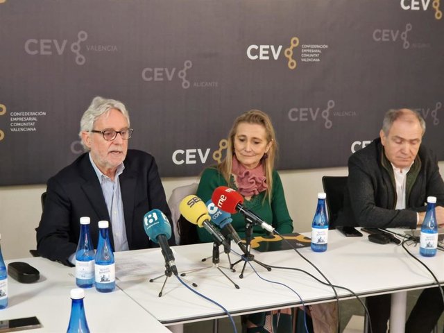 Rueda de prensa para hacer balance de la coyuntura turística de 2022 y previsiones de 2023, ofrecida con el director de Visit València, Antonio Bernabé; el concejal de Turismo, Emiliano García, y la vicepresidenta de CEV València, Eva Blasco