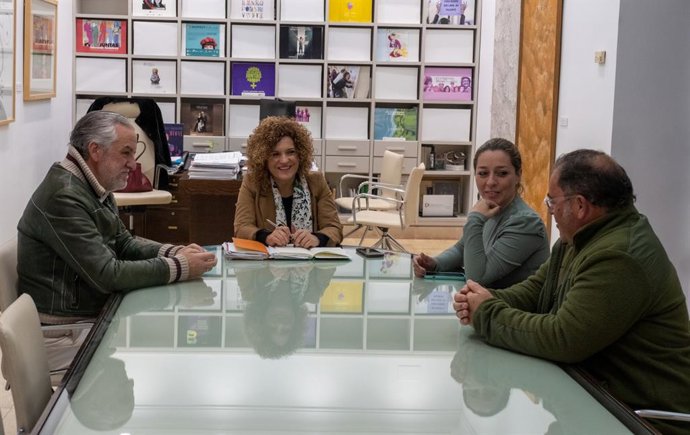 Reunión entre la presidenta de la Diputación Provincial de Huelva, María Eugenia Limón, y el presidente de la Asociación Nacional de Criadores de Ganado Marismeño, Juan Adolfo Arangüete
