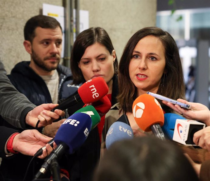 La ministra de Derechos Sociales y secretaria general de Podemos, Ione Belarra, atiende a medios tras una conferencia del proyecto Barnahus en el Ministerio de Derechos Sociales y Agenda 2030, a 10 de febrero de 2023, en Madrid (España).  