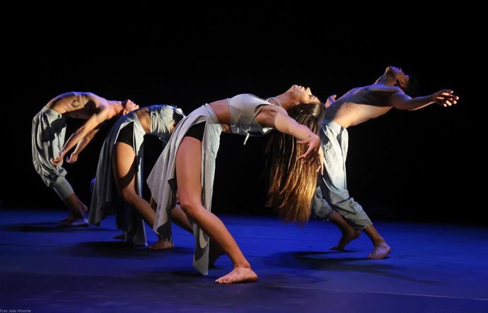 El CCMD ofrece este sábado el espectáculo 'Miradas en Blanco', de la Joven Compañía de Danza .