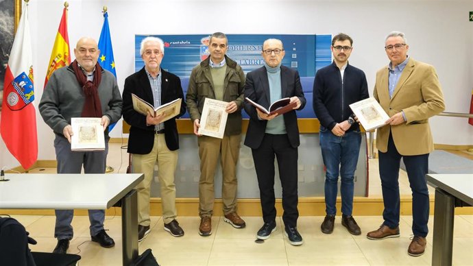 El consejero de Industria, Turismo, Innovación, Transporte y Comercio, Javier López Marcano, presenta, en rueda de prensa, El Cartulario de Piasca.