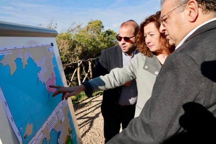 Mir, Armengol y Rodríguez observan un panel con la planificación del parque.