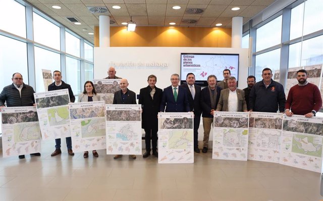 El presidente de la Diputación, Francisco Salado, ha sido el encargado de hacer entrega a los alcaldes y concejales de los PDSU, que permiten delimitar el suelo urbano de los municipios, categorizándolo entre consolidado y no consolidado
