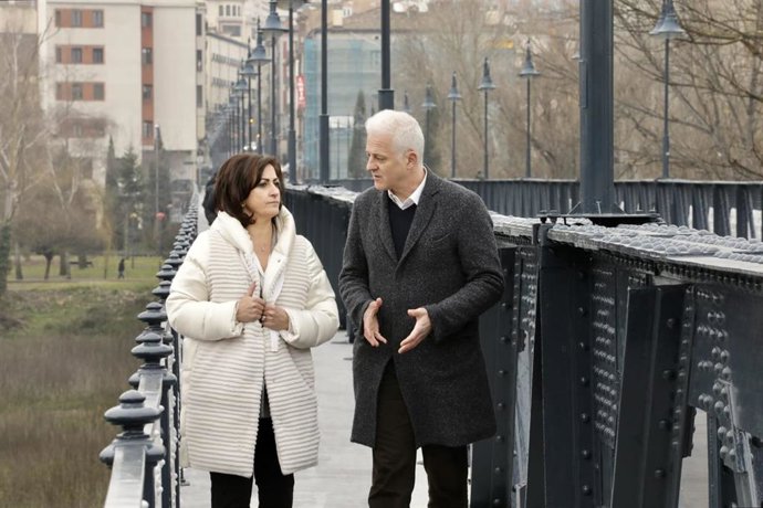 Concha Andreu y Pablo Hermoso de Mendoza, en el Puente de Hierro