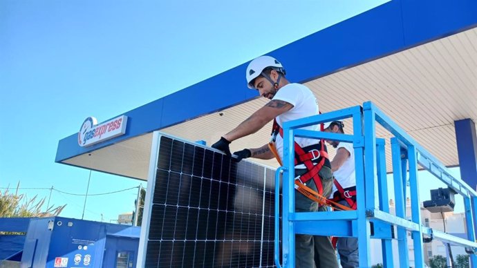 Instalación solar para el autoconsumo energético en una gasolinera de Gasexpress