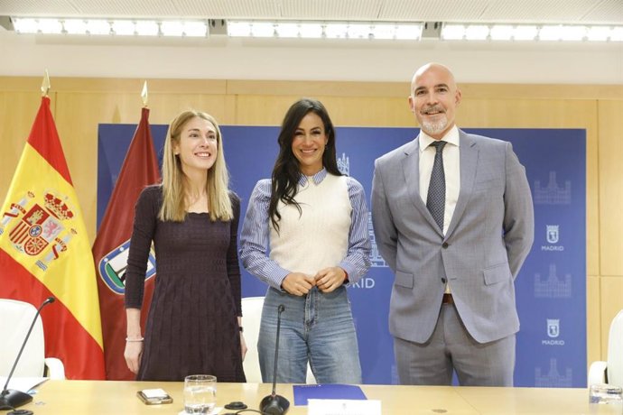 La vicealcaldesa de Madrid, Begoña Villacís, y la concejala del Área delegada de Coordinación Territorial, Transparencia y Participación Ciudadana, Silvia Saavedra.