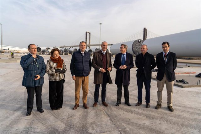 El alcalde de Sevilla, Antonio Muñoz, en el centro de la imagen junto al delegado especial del Estado para la Zona Franca de Sevilla, Alfredo Sánchez Monteseirín, y el presidente del Puerto de Sevilla, Rafael Carmona. 