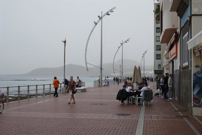 La calima visible desde el paseo marítimo de la playa de 'Las Canteras' de Las Palmas de Gran Canaria, a 13 de febrero de 2023, en Las Palmas de Gran Canaria, Gran Canaria, Islas Canarias (España). Las islas de la provincia de Las Palmas -Gran Canaria, 