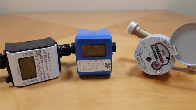 Archivo - Contadores digitales y contador mecánico de agua de la empresa Emaya
