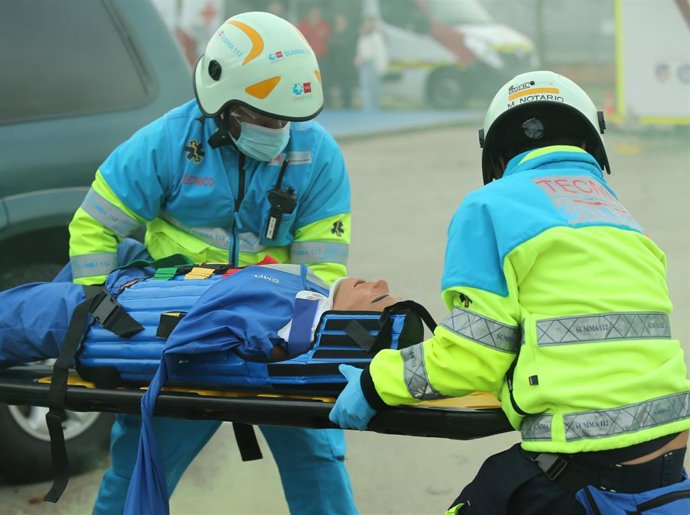 Archivo - Enfermeros y técnicos del Servicio de Urgencia Médica de la Comunidad de Madrid (SUMMA112) simulan asistir a un accidentado en coche en una Yincana Sanitaria.