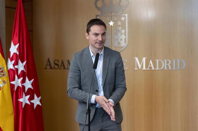 El secretario general de los socialistas madrileños y portavoz del PSOE en la Asamblea, Juan Lobato, ofrece una rueda de prensa tras el pleno en la Asamblea de Madrid, a 2 de febrero de 2023, en Madrid (España). El primer pleno del año electoral en la A