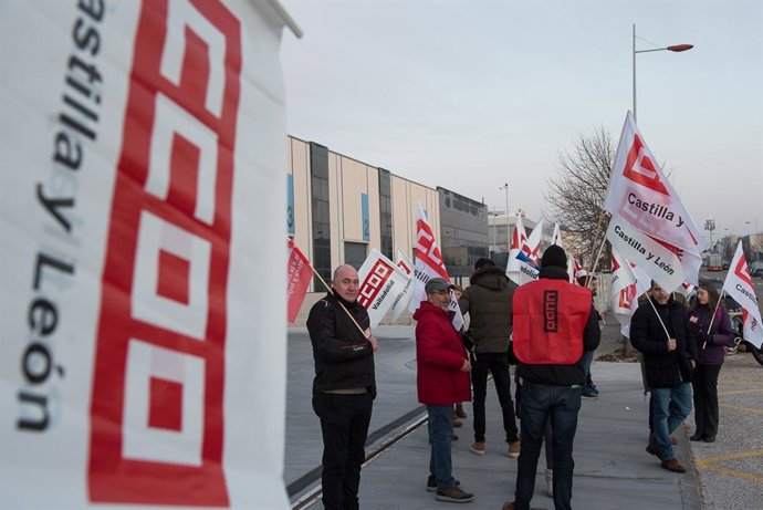 CCOO se concentra en GLS contra el despido de un trabajador por promover las elecciones sindicales.