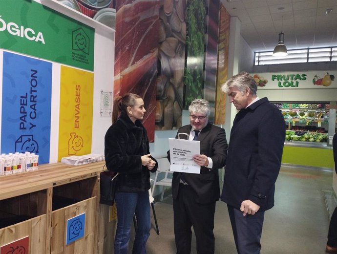El subsecretario de Industria, Comercio y Turismo visita los mercados municipales de Ciudad Jardín y El Carmen en Málaga, junto al director provincial del Instituto de Comercio Exterior  y a la concejala de Comercio