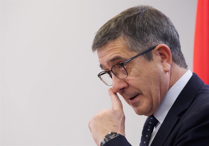 El portavoz del PSOE en el Congreso, Patxi López, durante una rueda de prensa posterior a la reunión de la Junta de Portavoces, en el Congreso de los Diputados, a 14 de febrero de 2023, en Madrid (España).