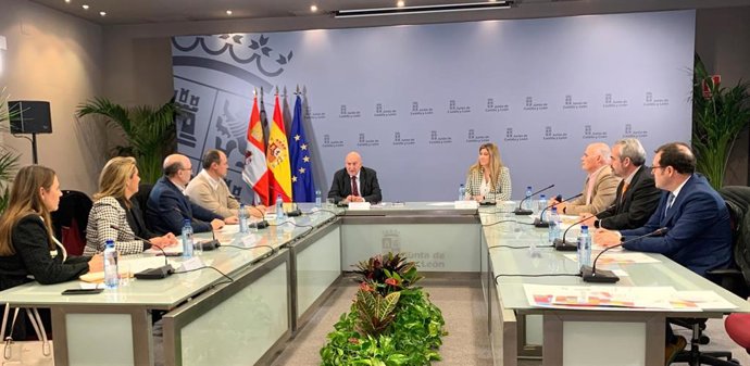 Reunión del consejero de la Presidencia, Jesús Julio Carnero, con representantes del sector comercial, ópticas y farmacias de Valladolid.