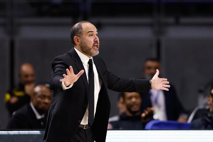 Archivo - Chus Mateo, entrenador del Real Madrid de baloncesto, dando instrucciones durante un partido