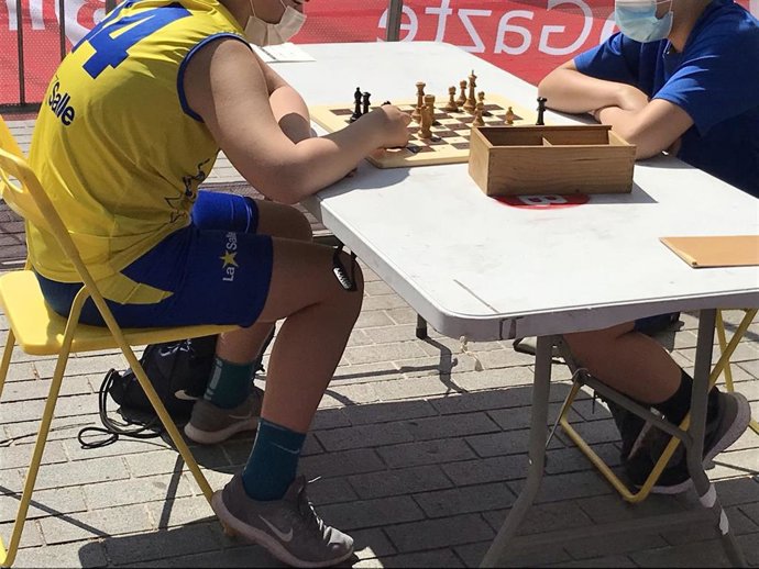 Archivo - Imagen de jóvenes jugando al ajedrez en Bilbao.