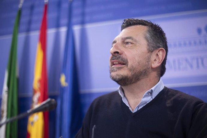 El portavoz del grupo parlamentario PP-A, Toni Martín, durante su comparecencia en rueda de prensa en el Parlamento de Andalucía. A 15 de febrero de 2023, en Sevilla (Andalucía, España). Los portavoces de los grupos parlamentarios, se dan cita en la sal