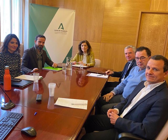 Botella (centro, al fondo), en su reunión con el Colegio de Farmacéuticos de Córdoba.