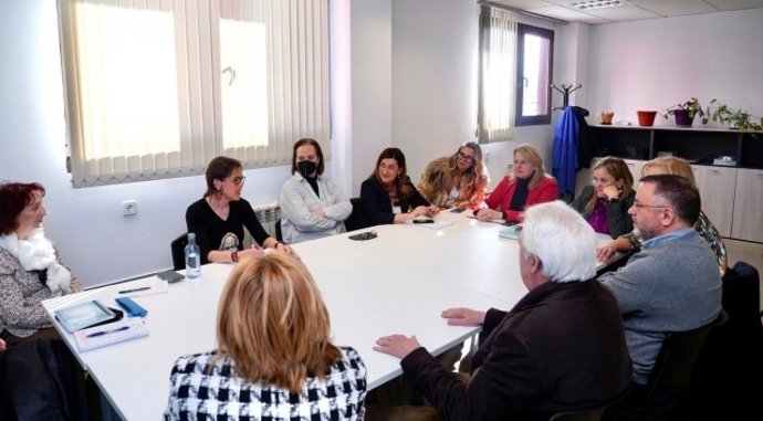 Las asociaciones de pacientes trasladan al PP el grave problema económico que les está generando la Consejería de Sanidad con unos plazos insoportables