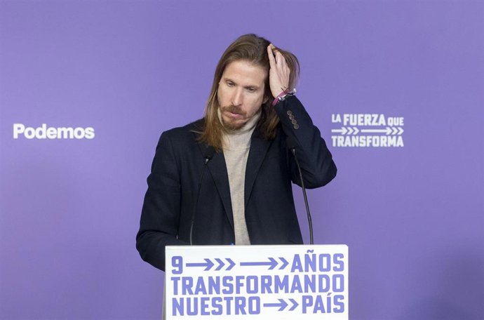 El portavoz de Podemos, Pablo Fernández, ofrece una rueda de prensa, a 6 de febrero de 2023, en Madrid (España). 
