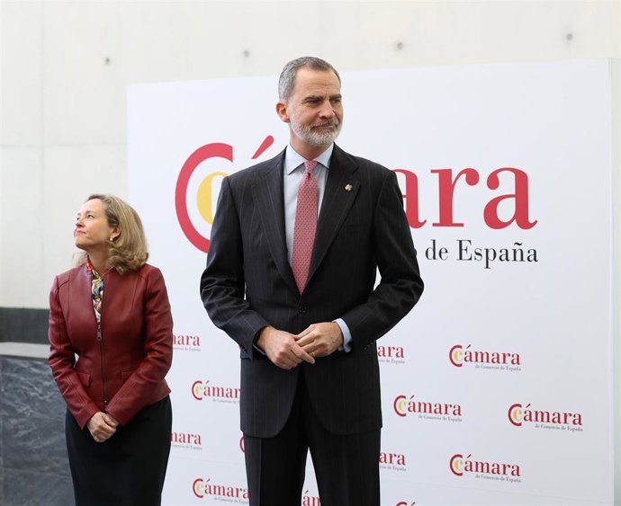 La vicepresidenta primera y ministra de Asuntos Económicos y Transformación Digital, Nadia Calviño, y el Rey Felipe VI a su llegada a la reunión del pleno extraordinario de la Cámara de Comercio, Industria, Servicios y Navegación de España