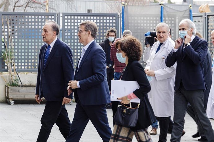 El presidente del PP, Alberto Núñez Feijóo, llegando al Hospital Niño Jesús de Madrid.