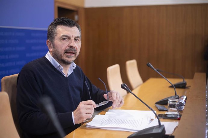 El portavoz del grupo parlamentario PP-A, Toni Martín, durante su comparecencia en rueda de prensa en el Parlamento de Andalucía. A 15 de febrero de 2023, en Sevilla (Andalucía, España). Los portavoces de los grupos parlamentarios, se dan cita en la sal