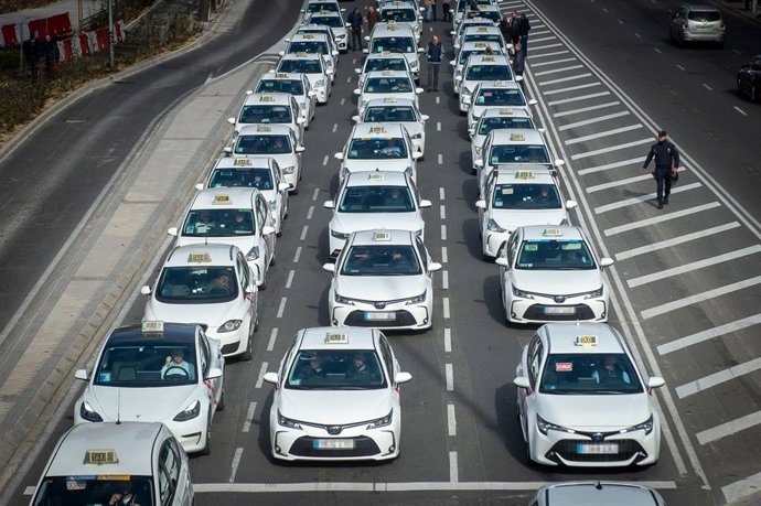 Taxis parados durante una marcha pacífica convocada por la Federación Profesional del Taxi de Madrid (FPTM).