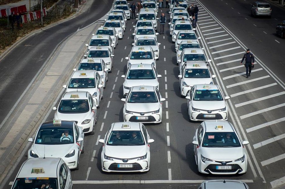 Taxis parados durante una marcha pacífica convocada por la Federación Profesional del Taxi de Madrid (FPTM).