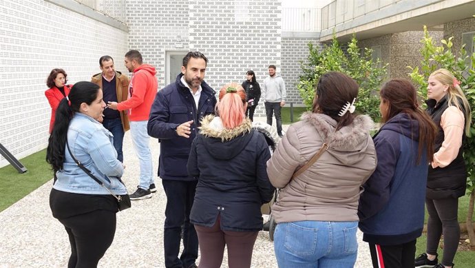 El portavoz municipal socialista, Daniel Pérez, junto a vecinos de VPO de Maqueda