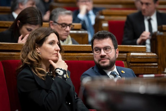 La consellera de Presidencia de la Generalitat, Laura Vilagr, y el presidente de la Generalitat, Pere Aragons, durante el pleno de debate a la totalidad de los Presupuestos catalanes 2023, en el Parlament, a 14 de febrero de 2023.