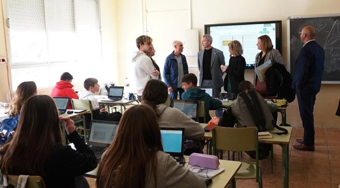 El conseller Josep Gonzlez-Cambray visita el instituto Dertosa de Tortosa (Tarragona)