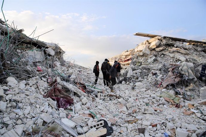 Trabajos de búsqueda y rescate en la ciudad siria de Sarmada, en la provincia de Idlib, tras los terremotos en el sur de Turquía, cerca de la frontera con Siria