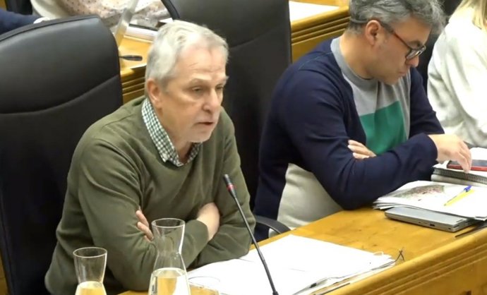 El concejal de Seguridad Ciudadana del Ayuntamiento de Gijón, José Luis Fernández, a su vez presidente de Emtusa, durante su comparecencia del  Pleno Municipal de Gijón