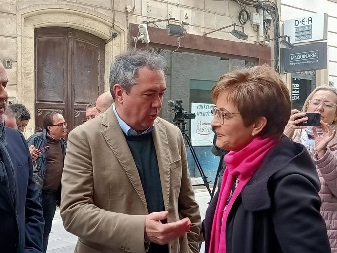 El secretario general del PSOE-A, Juan Espadas, junto con la portavoz del PSOE en el Ayuntamiento de Almería, Adriana Valverde.