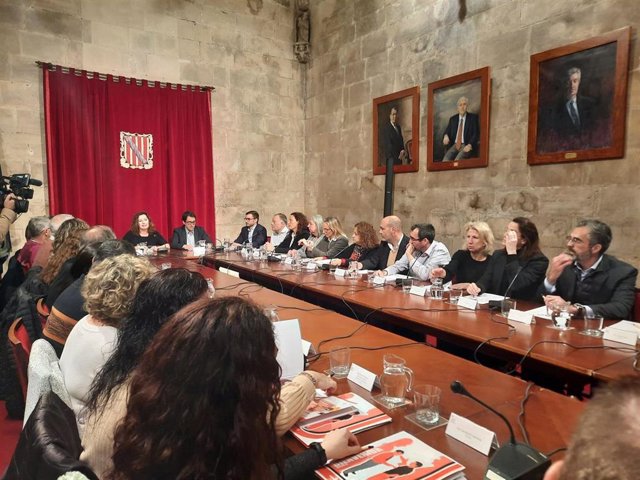 La presidenta del Govern, Francina Armengol, y el conseller de Modelo Económico, Turismo y Trabajo del Govern Balear, Iago Negueruela, presiden la firma del II Acuerdo Tripartito para la Calidad de la Ocupación en la hostelería en el Consolat de Mar.