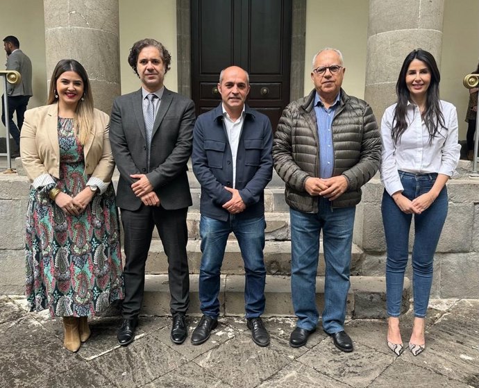 Representantes de Agrupación Socialista Gomera y Agrupación Herreña tras la firma del acuerdo de colaboración política entre ambos partidos