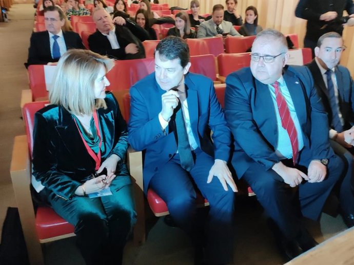 El presidente de la Junta, Alfonso Fernández Mañueco (c), junto a la directora del congreso, Pilar Samaniego, y el consejero de Sanidad de Castilla y León, Alejandro Vázquez.