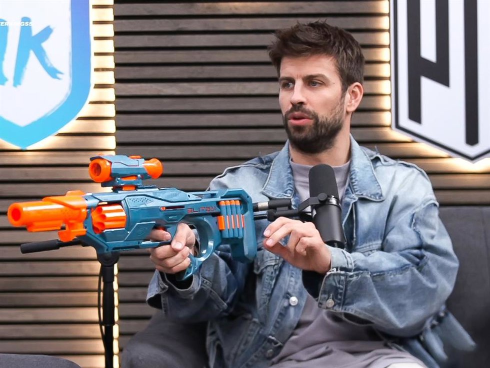 Gerard Piqué, preparado para disparar su blaster Nerd durante el programa "After Kings"