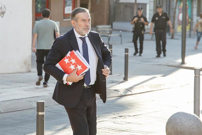 Archivo - El consejero de Presidencia, Justicia e Interior, Enrique López, a su llegada a la reunión del consejo de Gobierno, en el Ayuntamiento de Móstoles, a 21 de septiembre de 2022, en Móstoles, Madrid (España). La reunión se celebra de forma extrao