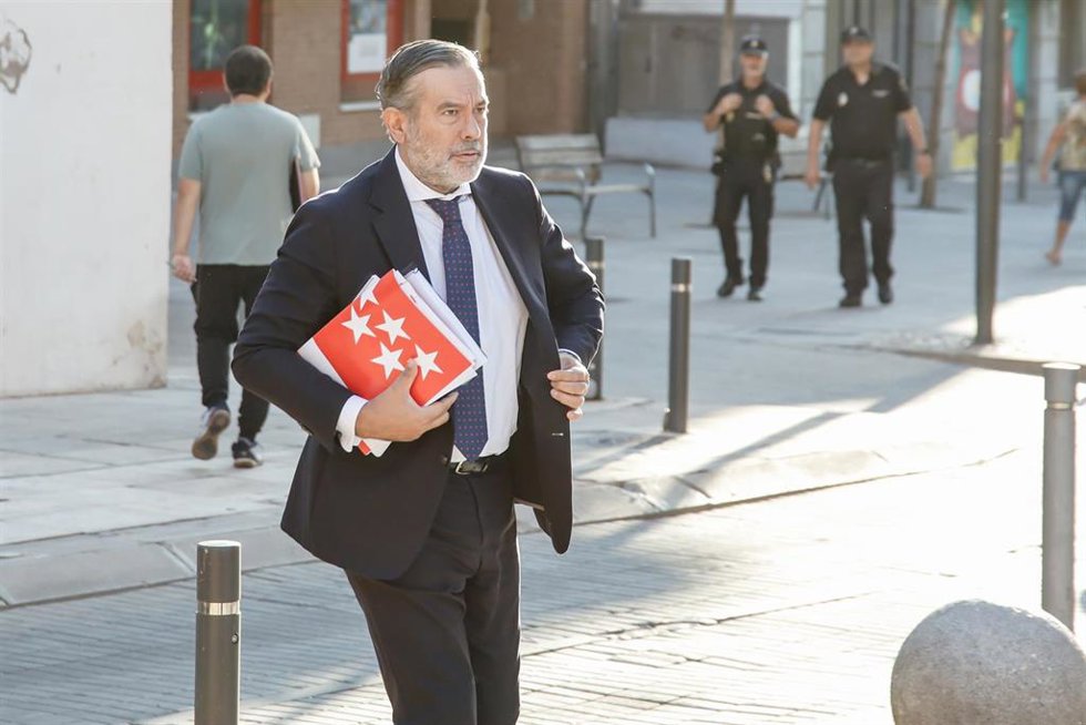 Archivo - El consejero de Presidencia, Justicia e Interior, Enrique López, a su llegada a la reunión del consejo de Gobierno, en el Ayuntamiento de Móstoles, a 21 de septiembre de 2022, en Móstoles, Madrid (España). La reunión se celebra de forma extrao