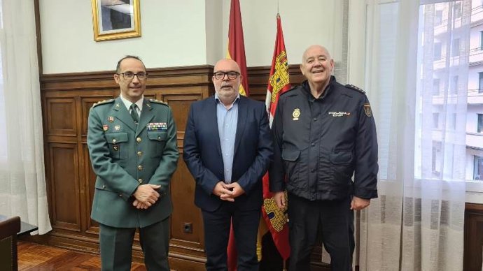 Velarde (i), Latorre y Moñuz en la reunión de coordinación de Seguridad.