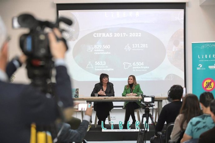 La directora ejecutiva de SEO/BirdLife, Asunción Ruiz, y la consejera delegada de Ecoembes, Rosa Trigo, durante la presentación de la Memoria Anual del Proyecto Libera.