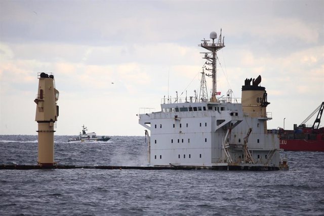 La embarcación Koole 31 y 42 trabajan en Gibraltar para retirar los restos del naufragio del buque OS 35, hundido desde finales del mes de agosto frente al Peñón de Gibraltar. 