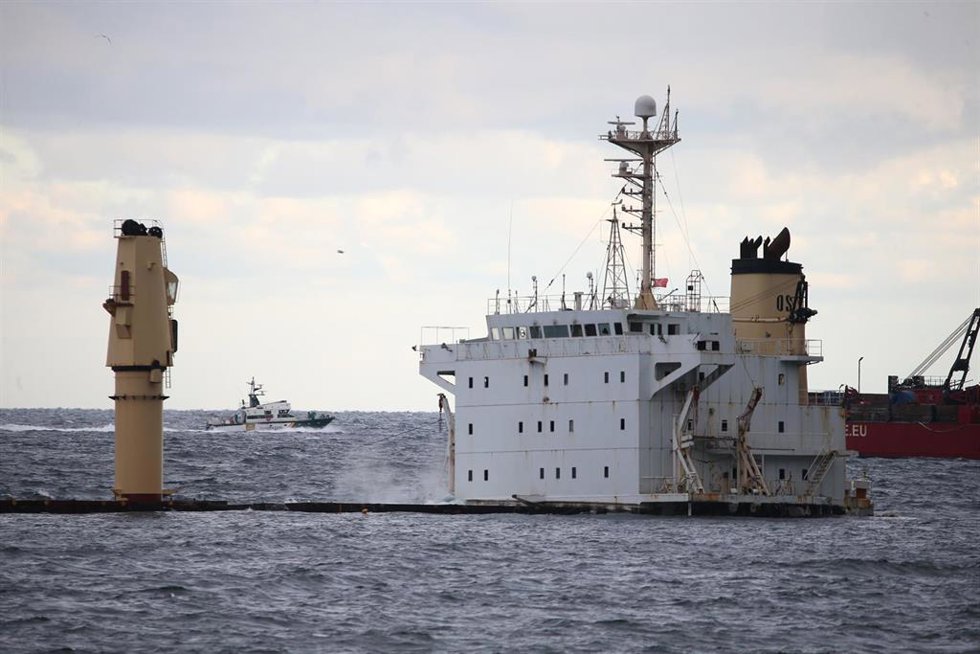 La embarcación Koole 31 y 42 trabajan en Gibraltar para retirar los restos del naufragio del buque OS 35, hundido desde finales del mes de agosto frente al Peñón de Gibraltar.