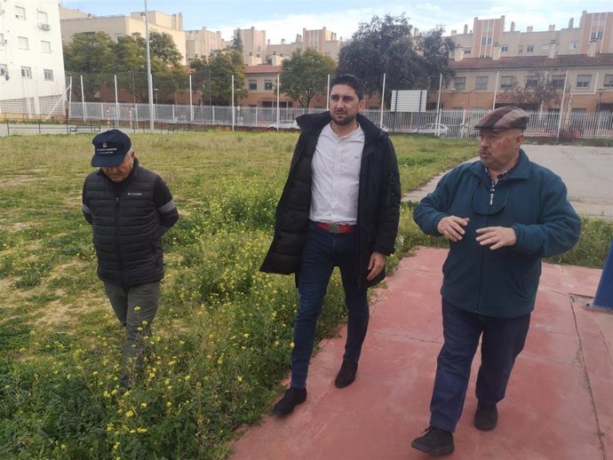 El canidato de IU-Podemos Ismael Sánchez visita el centro deportivo Bermejales II.